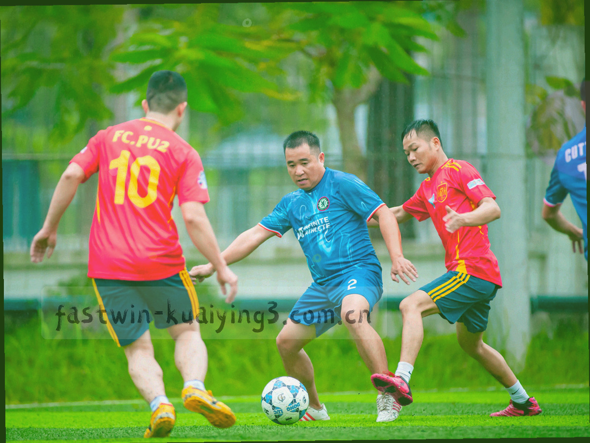 多台手机与平板轮廓在暗色底上排成网格，青色高光勾边